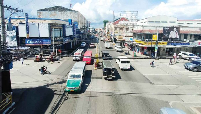 To improve the transport service and mobility in Iloilo City, the Local Public Transport Route Plan will be enforced this June after months of planning. Thirteen new routes will be opened to be serviced by modernized jeepneys. But there’s a catch: provincial jeepneys will no longer be allowed to enter the city. Photo shows Iznart Street, one of the city’s major thoroughfares. PN PHOTO