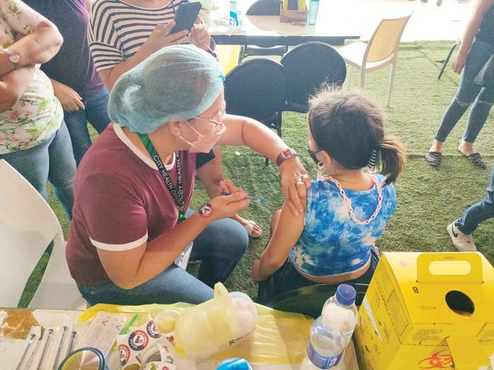 A girl gets her shot of the vaccine against coronavirus disease 2019 in Iloilo City. The Department of Health is again appealing to eligible people to avail themselves of free COVID-19 vaccination as additional protection from a highly transmissible subvariant of the virus causing the disease. PN PHOTO