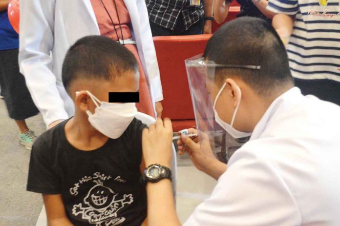 A healthcare worker of the Iloilo provincial government vaccines a boy against coronavirus disease 2019. Frontline healthcare workers are being urged to get second COVID-19 vaccine booster shots for better protection against the disease, and particularly against new variants and subvariants of the virus causing it. PN PHOTO