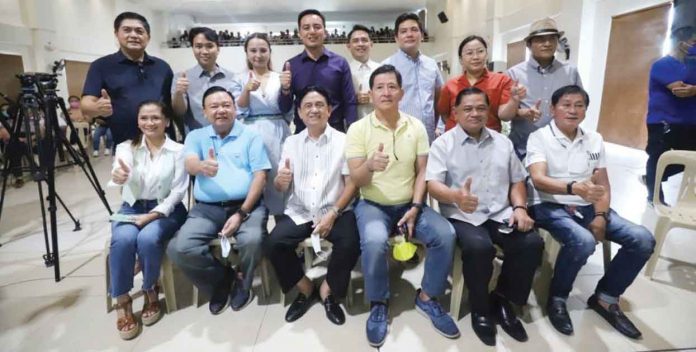 UNITED FOR ILOILO CITY. Mayor Jerry Treñas (front row, 2nd from left), Cong. Julienne Baronda far left) and Vice Mayor Jeffrey Ganzon (3rd from left) flash the thumbs up sign during their proclamation together with the reelected and newly elected councilors (clockwise from left, second row) Atty. Romel Duron, Atty. Rex Sarabia, Dr. Candice Tupas, Atty. Sedfrey Cabaluna, Rudolf Ganzon, Miguel Treñas, Atty. Frances Parcon, Ely Estante, Dr. Urminico Baronda, Alan Zaldivar, and Johnny Young.