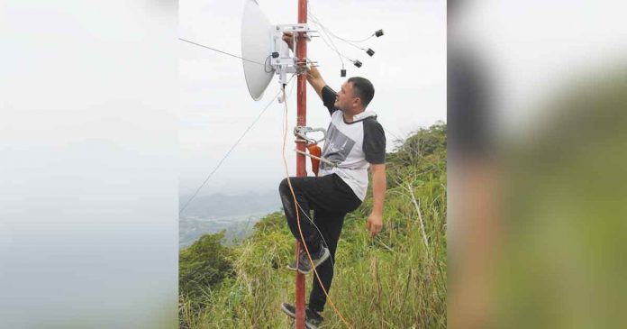 To bolster internet signal in the far-flung barangay of Atimonan, Janiuay, Iloilo badly needed by the school and people there, the Department of Science and Technology Region 6 put up a signal boosting tower. DOST also turned over wi-fi and computers to Barangay Atimonan Elementary School. DOST-6 PHOTO