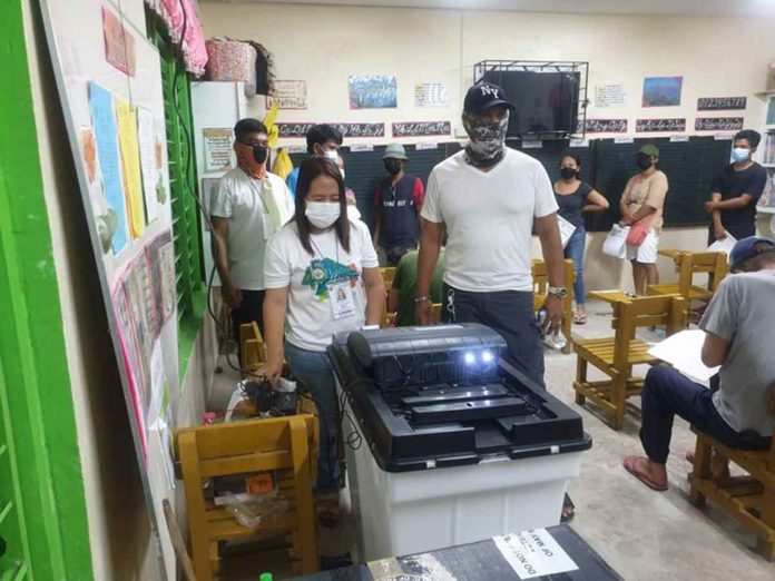 Voting continues in this polling precinct in Naga even after the voting period should have ended at 7 p.m. According to polling officers, the vote-counting machine slowed down after receiving more than 600 ballots. Teachers said voters will still be allowed to vote as long as they are listed before the deadline. News 5