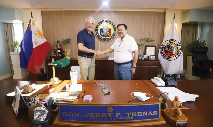 Mayor Jerry Treñas welcomes to Iloilo City Fernando Zobel de Ayala, chief executive officer and president of Ayala Corporation. ILOILO CITY MAYOR’S OFFICE PHOTO