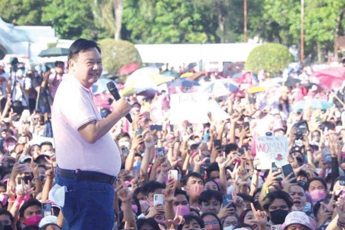 Iloilo City’s Mayor Jerry Treñas addresses supporters of Vice President Leni Robredo during a rally. He cited their spirit of volunteerism. PHOTO FROM MAYOR JERRY TREÑAS’ FACEBOOK PAGE