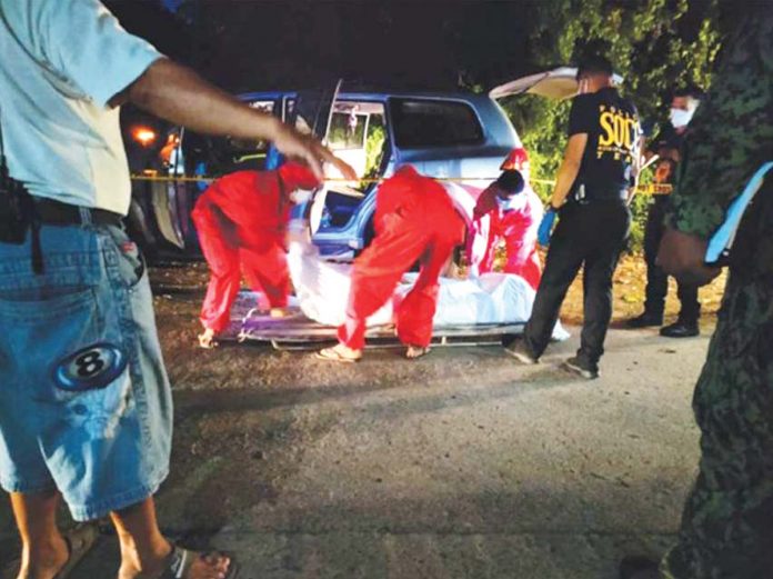 Scene of the Crime Operatives secure the body of businesswoman Claire Diergos found rotting in here sport utility vehicle in Barangay Inangayan, Santa Barbara, Iloilo on Oct. 26,2021. PN FILE PHOTO