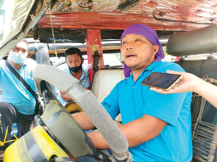 “Wala na kami choice. Ma-untat na lang kami biyahe. Ano ang pang-arkila namon kon wala sang masakay nga mga pasahero? Kon piliton namon biyahe basi indi kami makasapar sang amon arkila,” says Leganes jeepney driver Jay-r Binigay. PN PHOTO