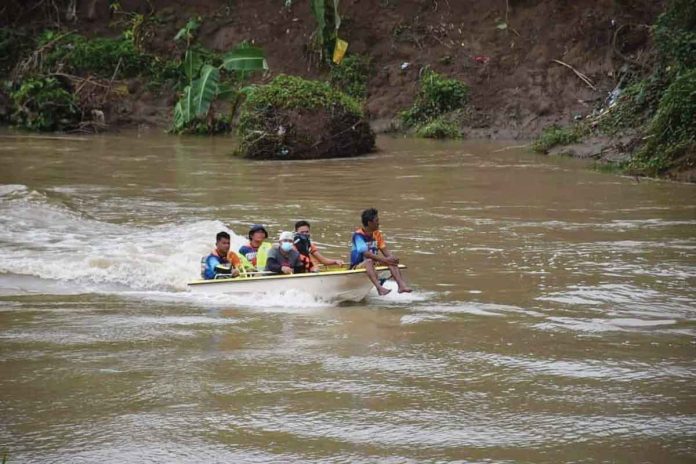 Rescuers use a boat to look for a missing ice cream vendor believed to have drowned in a river in Mambusao, Capiz. PHOTO FROM CAPIZ PDRRMO FB