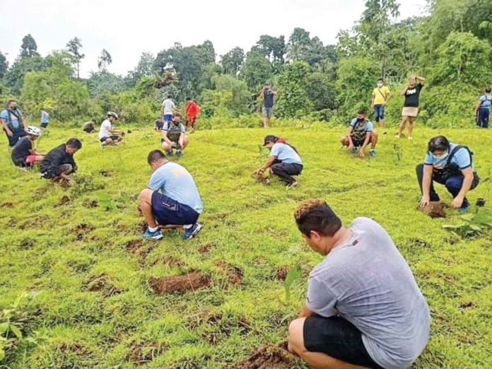 These policemen of Hamtic, Antique police station plant fruit-bearing trees at Bia-an Elementary School in Barangay Bia-an, Hamtic. Photo from Antique Police Provincial Office