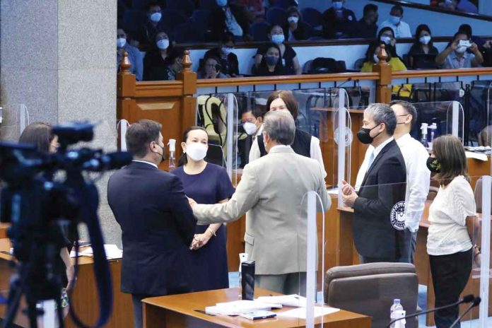 Senators huddle during a break of their session tackling MORE Electric and Power Corporation’s franchise expansion bill. In photo are senators Juan Miguel Zubiri, Grace Poe, Tito Sotto, Pia Cayetano, Joel Villanueva, Nancy Binay, and Sonny Angara. PHOTO FROM SEN. GRACE POE’S FACEBOOK PAGE