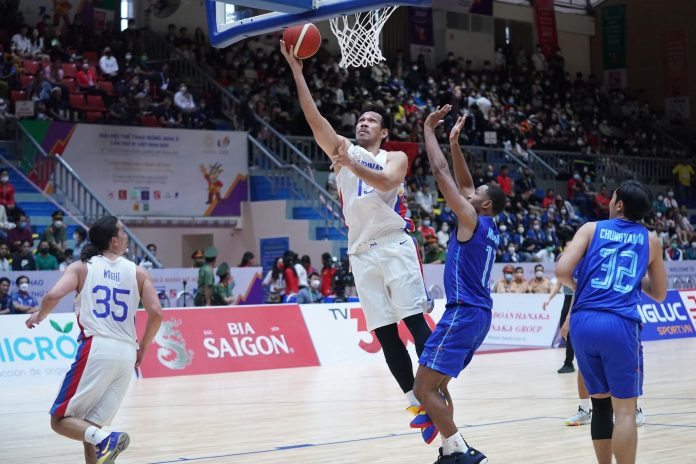 Gilas Pilipinas’ June Mar Fajardo easily scores a layup against Thailand’s Moses Morgan during their 31st Southeast Asian Games match. PSC MEDIA PHOTO