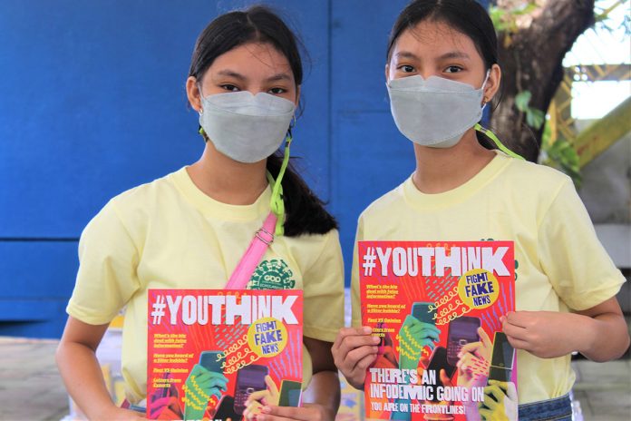 GBP scholars showing the books they’ve received, authored by CANVAS. This partnership forms part of the non-profit organization’s ‘One Million Books for One Million Filipino Children’ campaign.