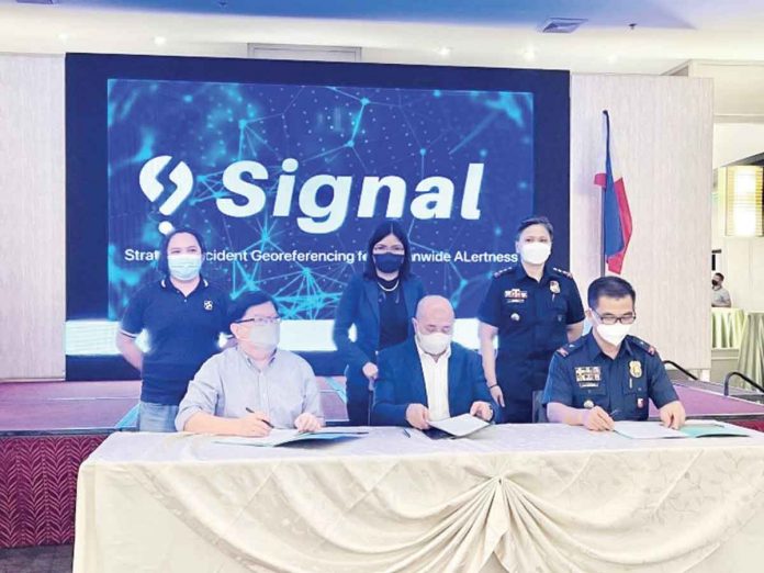 DOST VI led by Regional Director Rowen R. Gelonga (2nd from left), and OCD VI led by Regional Director Jose Roberto R. Nunez, and Police Brigadier General Flynn E. Dongbo, PRO VI Regional Director, signs an agreement to develop ICT systems for disaster risk reduction and management. PHOTOS BY OCD VI