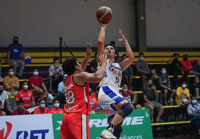 Bacolod-BingoPlus’ Alwyn Alday scores a one-hander against a Marikina Shoemasters defender. MPBL PHOTO