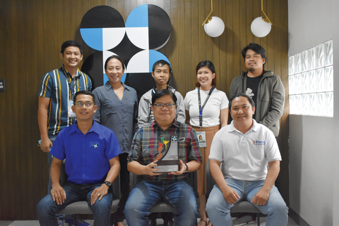 DOST VI Regional Director Rowen R. Gelonga (center) holding the Plaque of Agency Governance Innovation Award of the 2022 Science for the People (SFTP) Awards. Joining him are DOST VI MIS Unit Head, Garry T. Balinon (left, sitting); DRRMU Head, Ryan Vilmor J. Dumpit (right, sitting); and representatives and members of the team in charge of the system development, administration and promotions.