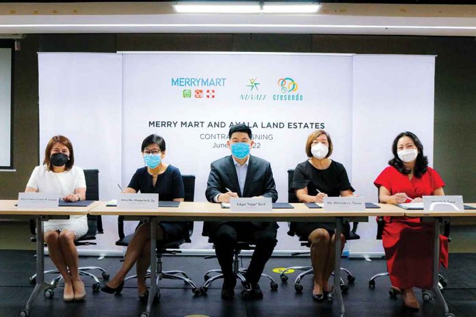 (From left): Maria Cristina Carmen Zuluaga and Anna Ma. Margarita Dy of Ayala Land Estates; Edgar “Injap” Sia II, MerryMart chairman; Ma. Mercedes Taleon of MerryMart; and Jennylle Tupaz of Ayala Land Estates sign a lease contract with Ayala Land Inc. to build stand-alone full-sized eco-friendly supermarkets in NUVALI Laguna and CRESENDO Tarlac.