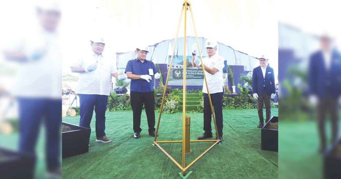 Bangko Sentral ng Pilipinas incoming governor Felipe Medalla (right) lowers a time capsule during the groundbreaking for BSP’s new building on Broadway Street at the Iloilo Business Park in Mandurriao district. Looking on are Iloilo City’s Mayor Jerry Treñas, Gov. Arthur Defensor Jr. and Megaworld president Andrew Tan. ILOILO CITY GOV’T PHOTO