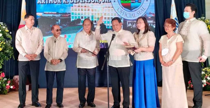 Iloilo’s Gov. Arthur Defensor Jr. takes his oath of office on June 28, 2022 at the Iloilo Provincial Capitol lobby. With him are his younger brother and 3rd District’s Rep. Lorenz Defensor; uncle Prof. Ed Defensor; father, former governor Arthur Defensor Sr.; First Lady Ma. Michaela Camacho Defensor; mother, former first lady Cosette Defensor; and son Lorenzo Arturo. ARNEL JOHN PACULLO/PN