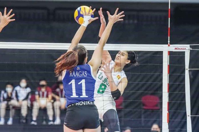 De La Salle University Lady Spikers’ Jolina dela Cruz unleashed an attack against Ateneo de Manila University Blue Eagles’ Erika Raagas. UAAP MEDIA BUREAU