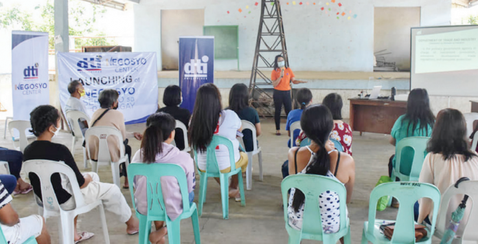 The Department of Trade and Industry – Negros Occidental trains former mass supporters and barangay-based entrepreneurs on Basic Entrepreneurship with the Negosyo Serbisyo sa Barangay. EAD-PIA6/SAN CARLOS PHOTO