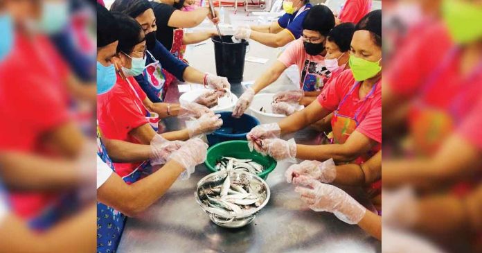 These Agrarian Reform Beneficiaries from Tibiao, Antique learn different methods of fish preservation such as smoking, drying, fermentation, and marinating from experts from the University of the Philippines Visayas’ Institute of Fish Processing Technology, College of Fisheries and Ocean Sciences. UPV PHOTO