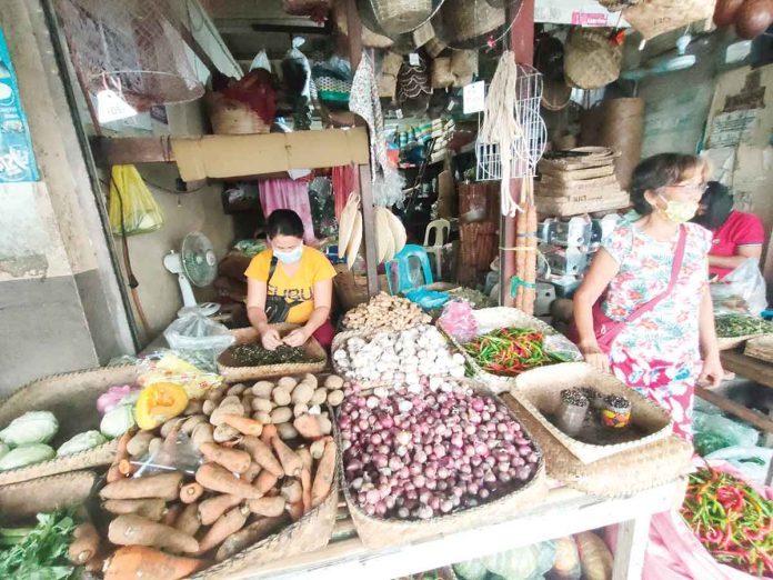 Where have all the buyers gone? Vendors at the Iloilo Terminal Market wait for customers. The market’s redevelopment is projected to make it more attractive to buyers once again. ARNEL JOHN PALCULLO/PN