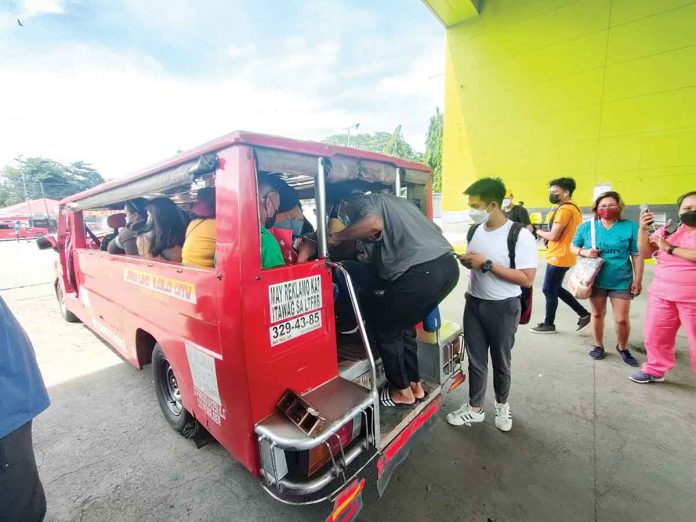 Passengers queue to board an Iloilo City-bound jeepney at the Ceres bus terminal in Barangay Buhang, Jaro district. The minimum jeepney fare could rise by P6 if the petition of drivers and operators for such is approved. ARNEL JOHN PALCULLO/PN