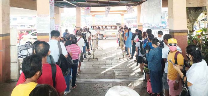 Commuters form two lines as they wait for city-bound jeepneys at the transport terminal in Barangay Tagbak, Jaro, Iloilo City. ARNEL JOHN PALCULLO/PN