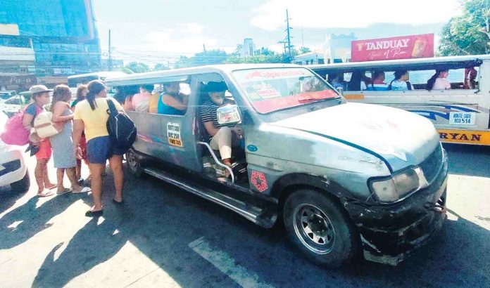 Will the Local Public Transport Route Plan of Iloilo City result to commuters getting to their destinations quickly, safely and comfortably beginning June 12, 2022? The only way to find out is to implement the plan, not suspend it, according to the city government. Photo shows downtown-bound passengers in Jaro Plaza checking a traditional jeepney if it still has sufficient seats for them. ARNEL JOHN PALCULLO/PN