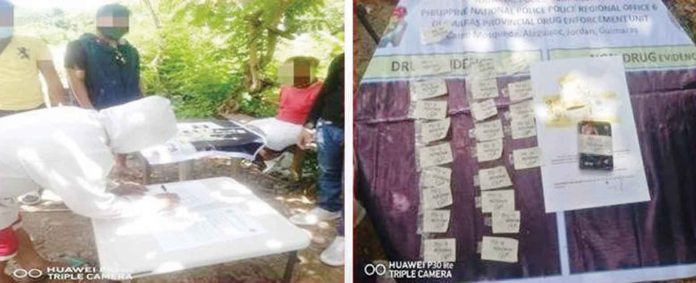 A police operative check the plastic sachets of suspected shabu recovered in a buy-bust operation in Barangay Balcon Maravilla, Jordan, Guimaras. PHOTO FROM JORDAN MPS