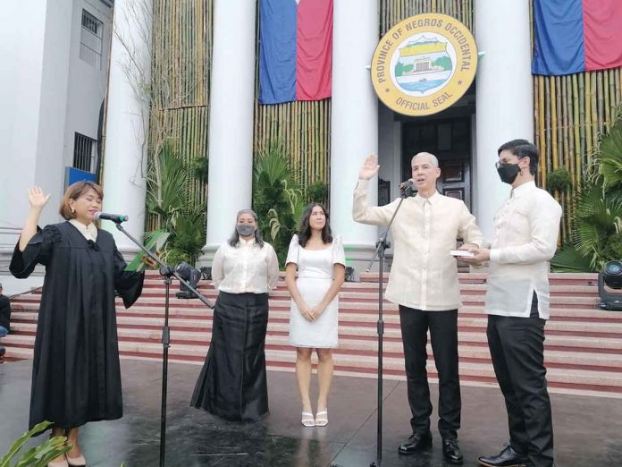 Negros Occidental’s Gov. Eugenio Jose Lacson take his oath for his second consecutive term at the provincial capitol in Bacolod City. PHOTO BY DOMINIQUE GABRIEL G. BAÑAGA