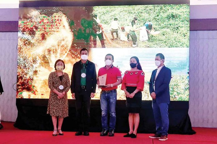 Capiz’s Gov. Esteban Evan Contreras, together with Acting Capiz Provincial Environment and Natural Resources Office chief Atty. Emilyn Arboleda-Depon and Environment Management Services unit head Engr. Apple Grace Lata receive an award for outstanding innovations in solid waste management from the Environmental Management Bureau. CaPENRO FB