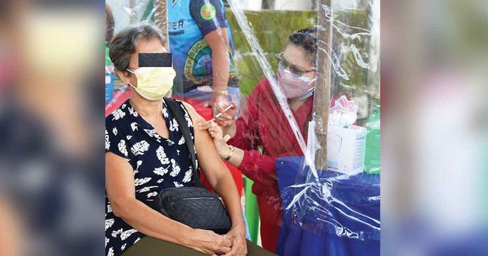 A resident of Sibalom, Antique is being vaccinated against coronavirus disease. Photos from Nutriskwela Radyo Kaabyanan Facebook page