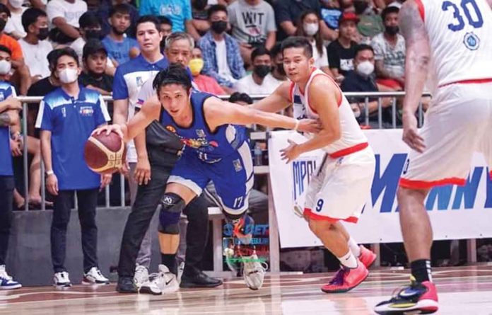 Bacolod-Bingo Plus’ Alwyn Alday attempts to blow past the defense of Manila David Roxas Construction Stars’ Marvin Lee. MPBL PHOTO