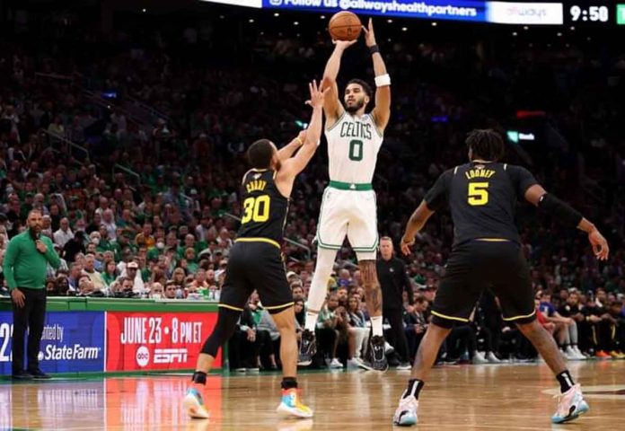 Boston Celtics’ Jayson Tatum pulls up for a basket against the defense of the Golden State Warriors’ Stephen Curry. AFP