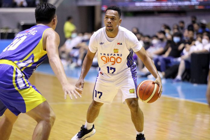 TNT Tropang Giga’s Jayson Castro dribbles the ball while being defended by Magnolia Chicken Timplados Hotshots’ Ian Sangalang. PBA MEDIA BUREAU