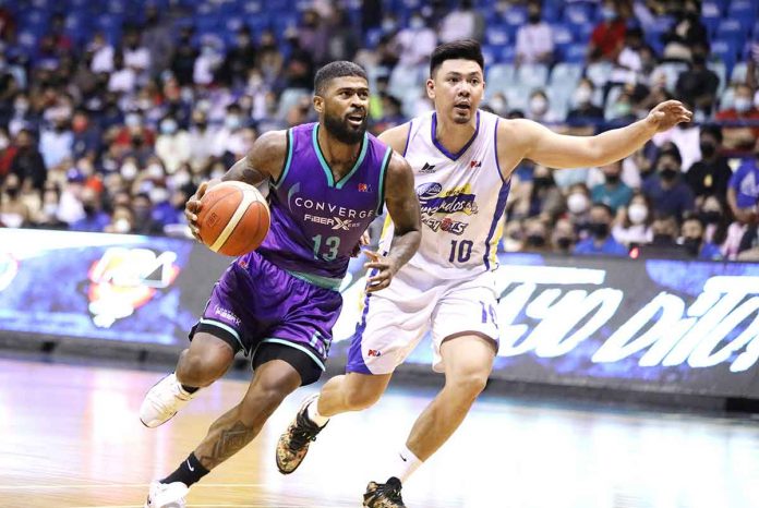 Converge FiberXers’ Maverick Ahanmisi dribbles away from the defense of Magnolia Chicken Timplados Hotshots’ Ian Sangalang. PBA MEDIA BUREAU