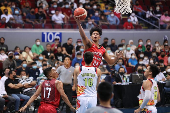 Barangay Ginebra San Miguel Kings’ Jayson David attacks the defense of Rain or Shine Elasto Painters’ Mark Borboran for a layup. PBA MEDIA BUREAU