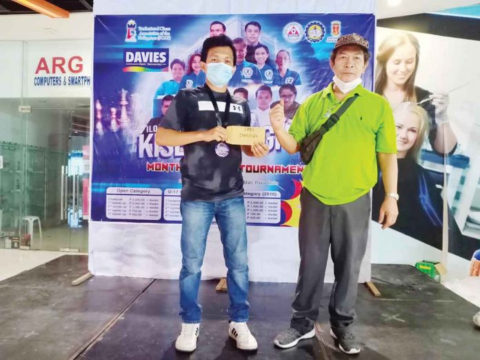 Fritz Bryan Porras received his Open Category cash prize from Iloilo Kisela Knights tournament manager Gil Libutaque. PHOTO COURTESY OF HUBERT CANTO