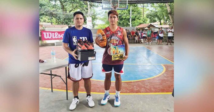 Peter Traviña of NinjaXJbl (right) receives his prizes from ODM Sports League commissioner Jeremiah Obera after ruling the ODM x Wilson Sports PH 3-Point Shootout. PHOTO COURTESY OF JEREMIAH OBERA