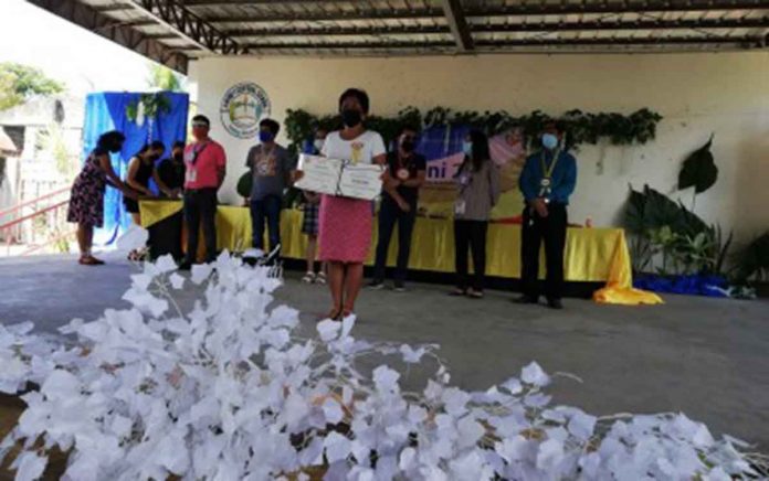 A mother, Felipa Padasas shows her household graduation diploma during a Pantawid Pamilyang Pilipino Program “graduation” ceremony on March 26, 2021 in Anini-y, Antique. Jeffrey Gabucay, Antique Provincial Link of the Pantawid Pamilyang Pilipino Program, said they are validating 6,234 additional households for possible graduation from the program. PNA FILE PHOTO BY ANNABEL CONSUELO J. PETINGLAY