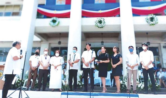 FRESH MANDATE: Re-elected Roxas City Mayor Ronnie Dadivas (6th from left) takes his oath of office for his second consecutive term before Capiz Governor Fredenil “Oto” Castro. With Dadivas are (from left) Assistant Department Head Ronald Amigo; City Legal Officer Atty. Antonio Bisnar; City Administrator Lorie Belle O. Usison; his father, former Congressman Roging Dadivas; his wife Joanne Dadivas; and children Arianna Dadivas, Miguel Dadivas, and Enrico Dadivas.