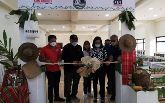 Antique Provincial Environment and Natural Resources Office (PENRO) officer Andres Untal (second from left) leads the opening of the local products gallery in the lobby of the PENRO office in Barangay Maybato, San Jose de Buenavista, Antique on June 20, 2022. Untal, who was joined by Kapatid Mentor Me, Inc. president Aben Ortega (left) and Department of Trade and Industry information officer Lynna Joy Cardinal (right) with other PENRO officials, says they are highlighting the biodiversity enterprises in support of their ridge-to-reef approach for the development of the ecosystem. PNA PHOTO BY ANNABEL CONSUELO J. PETINGLAY