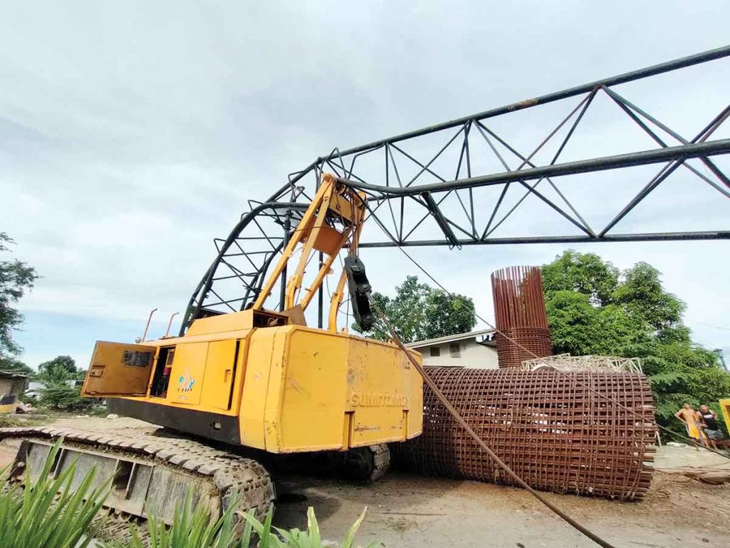 The hydraulic hose of this crane's boom snapped while lifting steel bars at the Aganan Flyover construction site in Pavia, Iloilo. The boom then went haywire and hit a pickup. Arnel Palcullo/PN