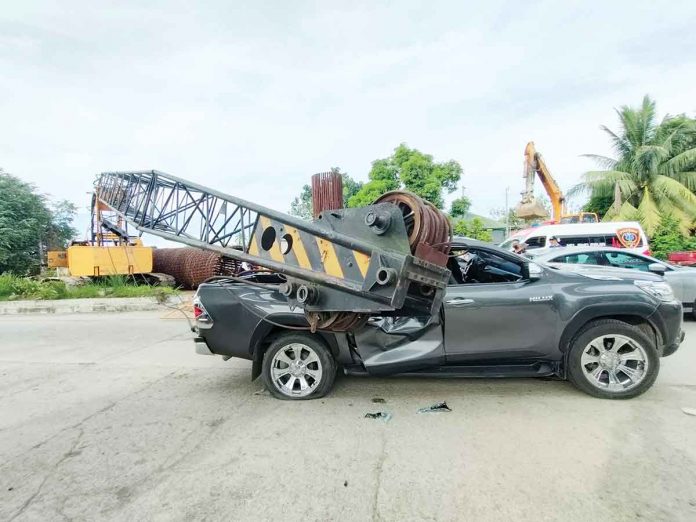 The hydraulic hose of a crane's boom snapped while lifting steel bars at the Aganan Flyover construction site in Pavia, Iloilo. The boom then went haywire and hit a pickup. Arnel Palcullo/PN