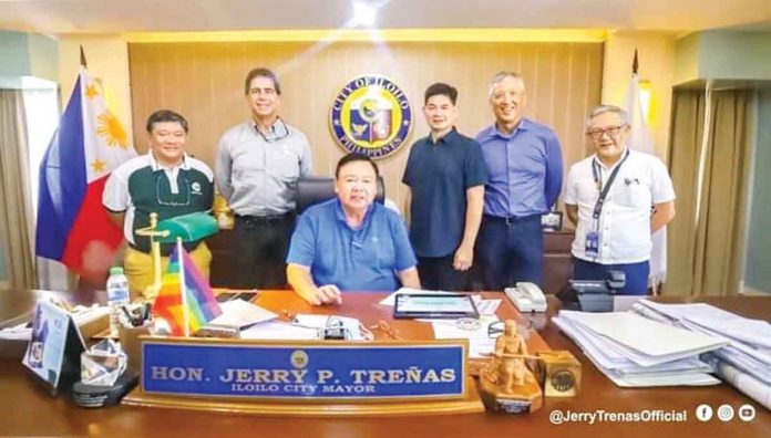 Executives of Global Electric Transport led by former Taguig City mayor Freddie Tinga (third from right) pay a courtesy visit to Iloilo City’s Mayor Jerry Treñas (seated). Global Electric Transport is a supplier of mass electric mobility service in the Philippines. Accompanying them is the president of MORE Electric and Power Corporation, Roel Castro (extreme left).