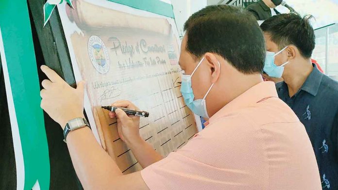 Gov. Arthur Defensor Jr. of Iloilo and Reginaldo Guillen, regional nutrition program coordinator of the National Nutrition Council, sign the “Pledge of Commitment” to make the province malnutrition-free on Monday morning, July 4, at the Iloilo provincial capitol lobby during the kick-off program for the Nutrition Month celebration with theme, “New Normal na Nutrisyon, Sama-samang Gawan ng Solusyon.” IME SORNITO/PN