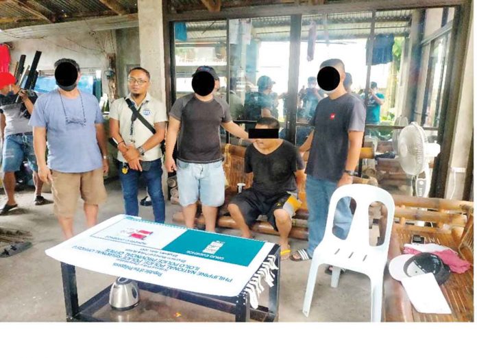 Undercover policemen arrest a drug suspect in Barangay Poblacion, Bingawan, Iloilo. PRO-6 PHOTO