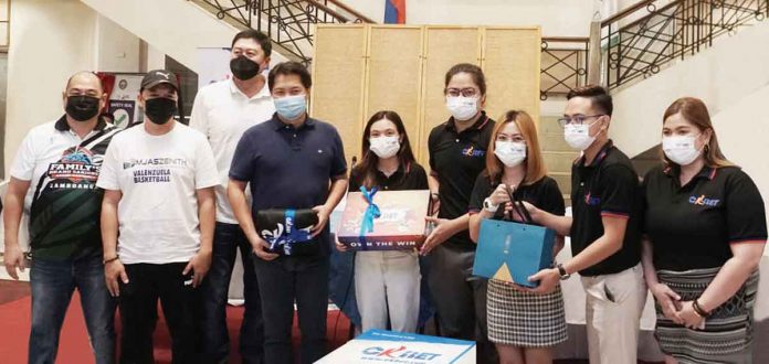 OKBet representatives with Bacolod City Mayor Albee Benitez during the turnover of hygiene kits to the city government last July 17 in the Bacolod City Hall