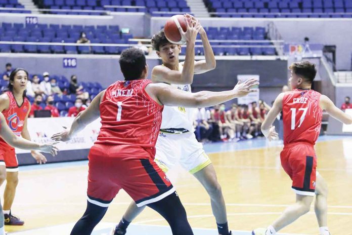 Builders Warehouse-UST Growling Tigers’ Angelo Crisostomo loses control of the ball after being defended by AMA Online Educatuon Titans’ Arthur Pineda. PBA MEDIA BUREAU