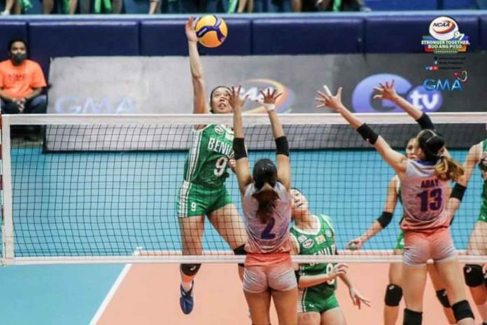 College of St. Benilde Lady Blazers’' Jhasmin Gayle Pascual scores against the defense of Arellano University Lady Chiefs’ Charmina Dino. NCAA PHOTO